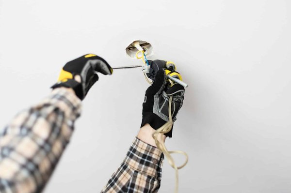 Comment garantir la compétence de votre électricien pour votre installation électrique à domicile ?